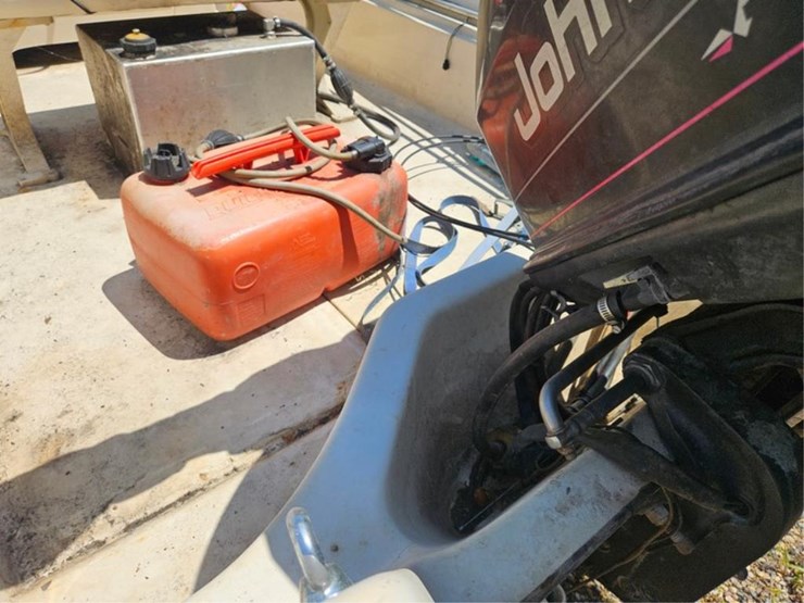 #2545-•-boston-whaler-montauk-17-fiberglass-boat-image-16