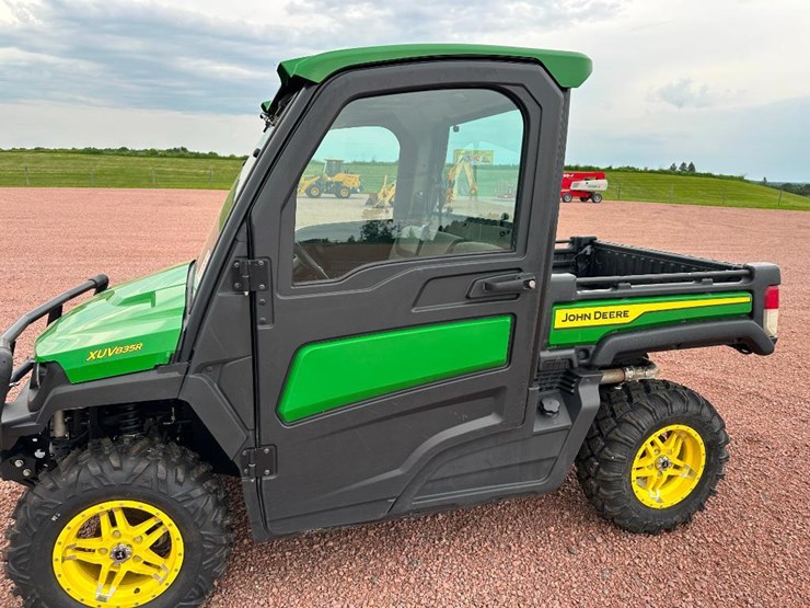 2022-john-deere-gator-image-18