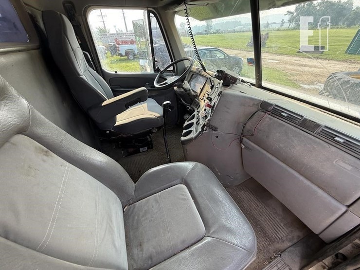 2003-freightliner-columbia-120-image-8