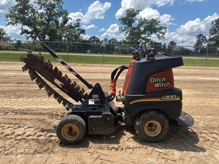 ditch-witch-r300-image-1