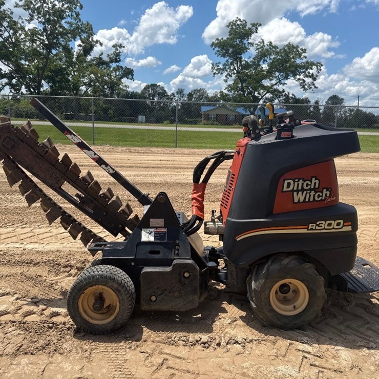 DITCH WITCH R300