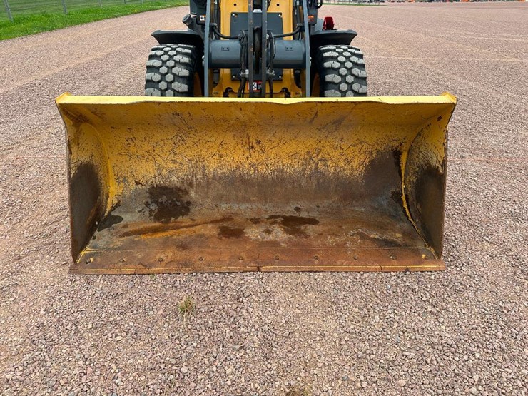 2019-deere-244l-image-33