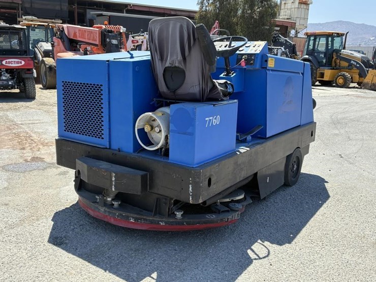 1997-clarke-alto-505-232-ride-on-floor-scrubber-image-3