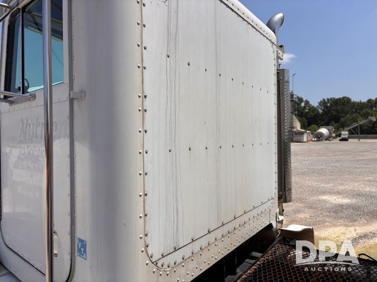 1996-peterbilt-377-image-24