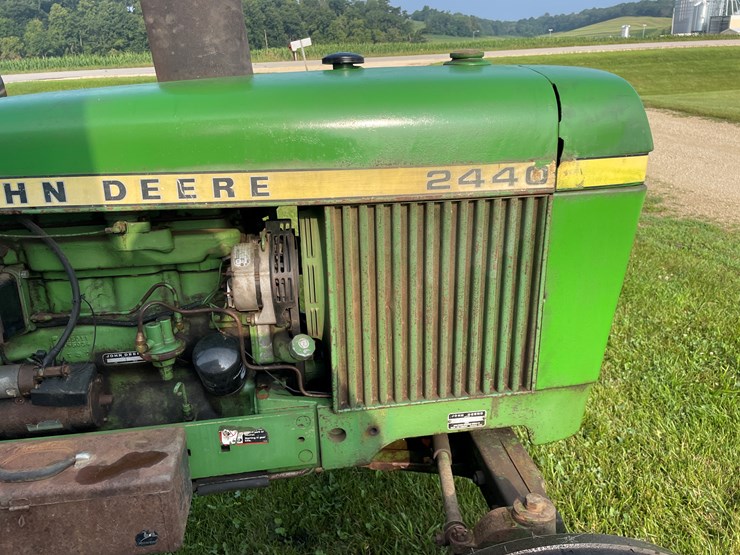 john-deere-2440-image-24