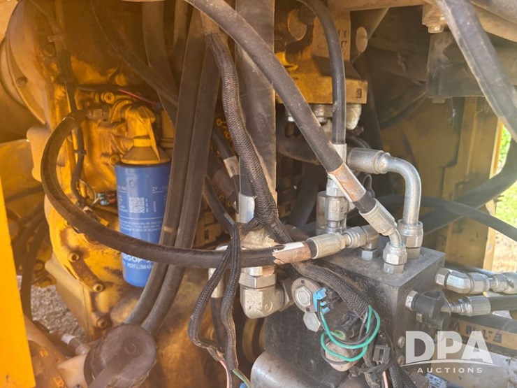 2015-deere-624k-image-49
