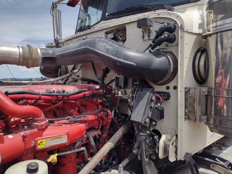 2015-peterbilt-389-image-22