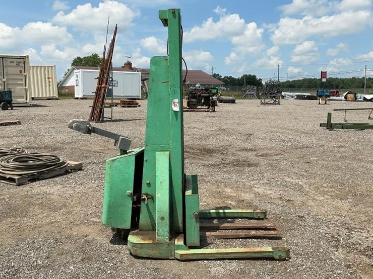 #1350-•-crown-electric-forklift-image-6