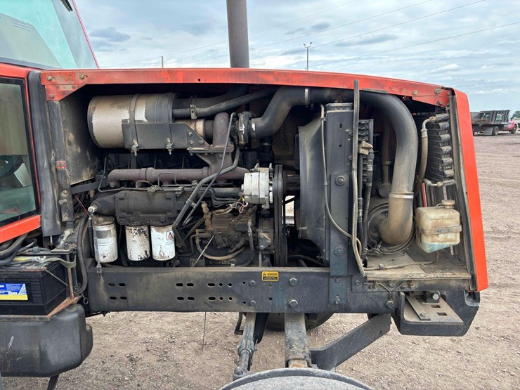 1982-allis-chalmers-8030-tractor-image-9