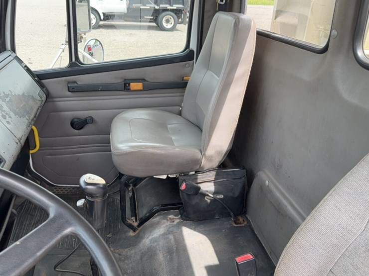 2003-freightliner-fl112-image-16