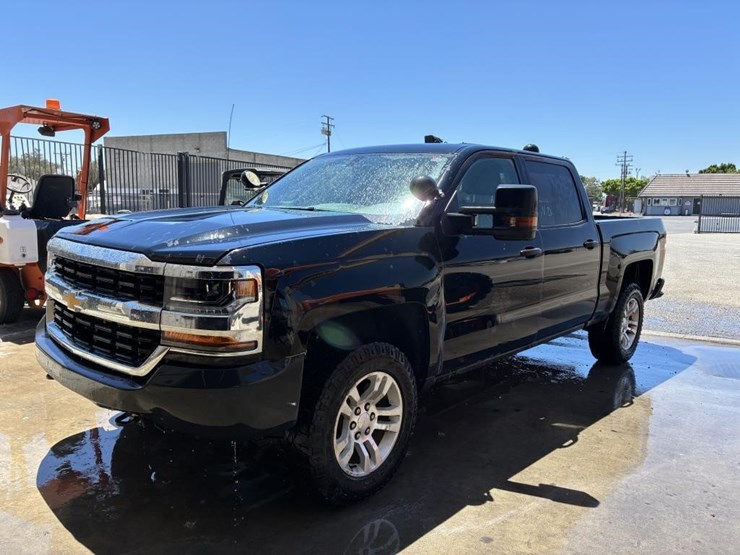2017-chevrolet-silverado-1500-image-1