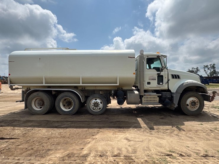 2014-mack-gu713-water-truck-image-5