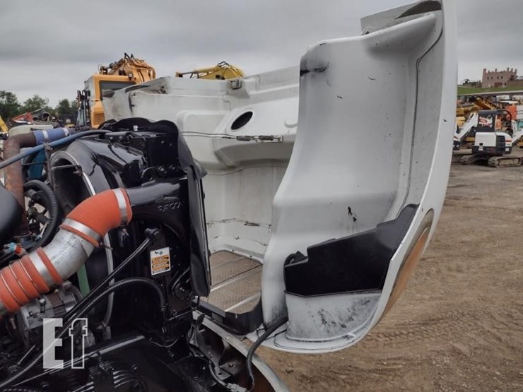 2009-peterbilt-335-image-22
