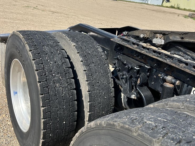 2020-peterbilt-567-image-33