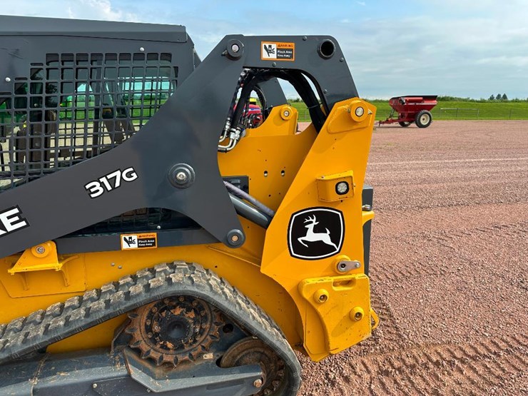 2023-deere-317g-image-12
