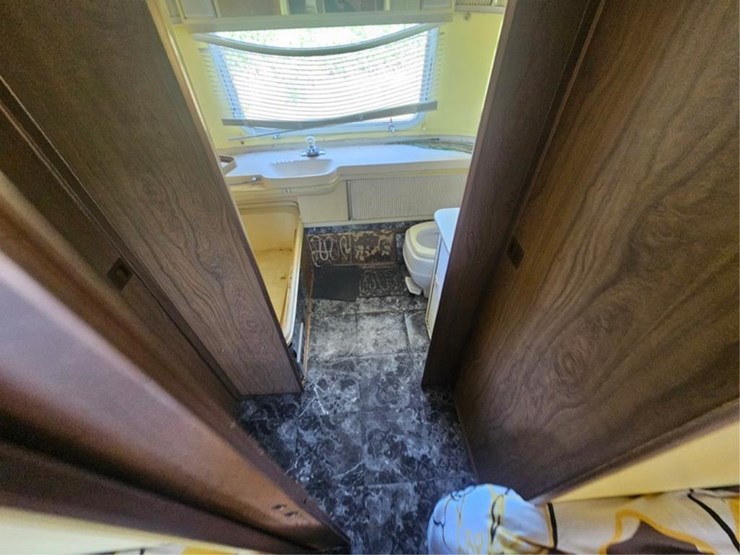 #2549-•-1972-airstream-sovereign-23973-camper-image-15