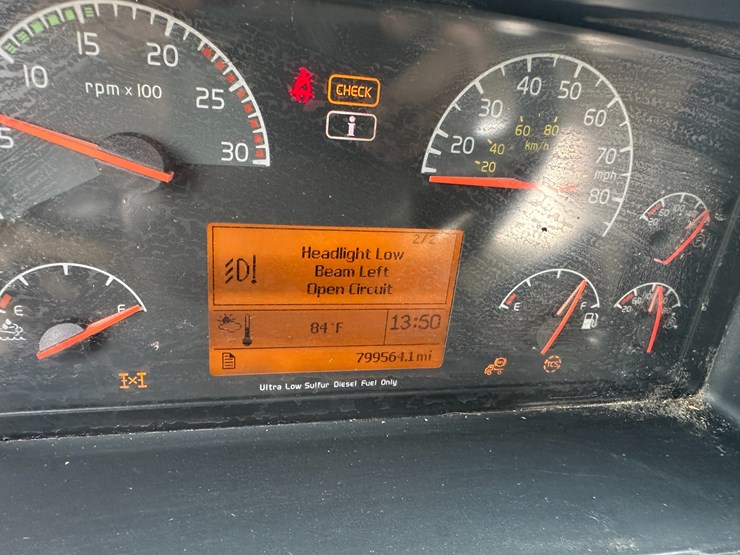 2013-volvo-10-image-64