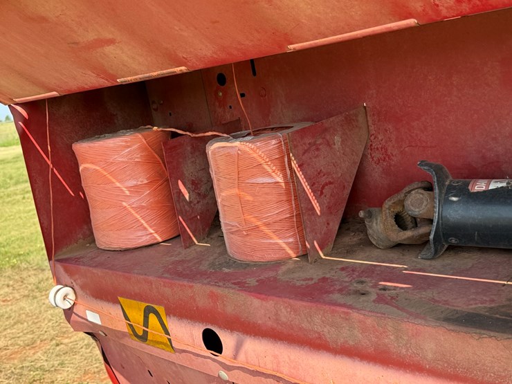 new-holland-660-image-6