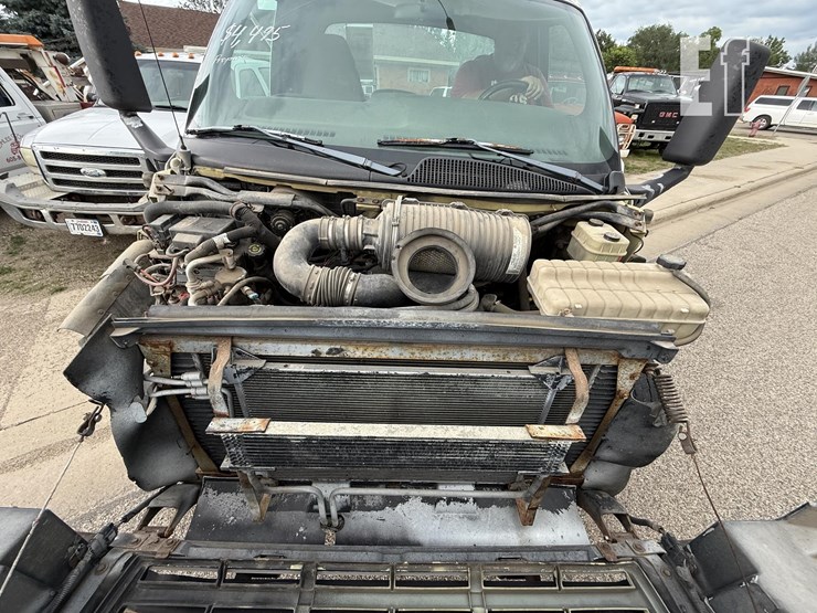 2004-gmc-5500-image-21
