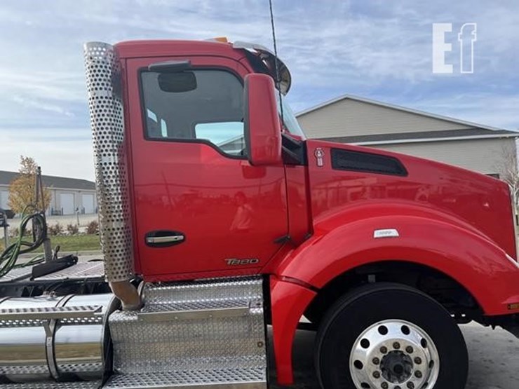 2016-kenworth-t880-image-36