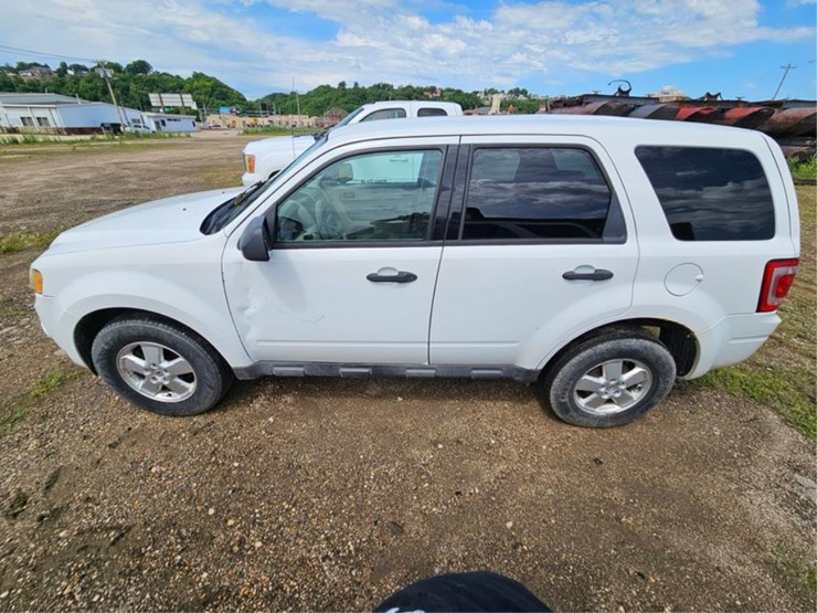 2011-ford-escape-image-2