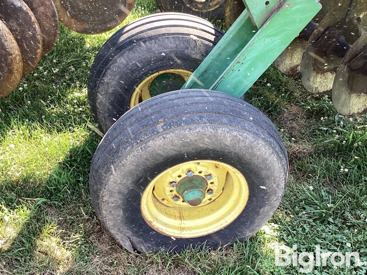 john-deere-235-image-18