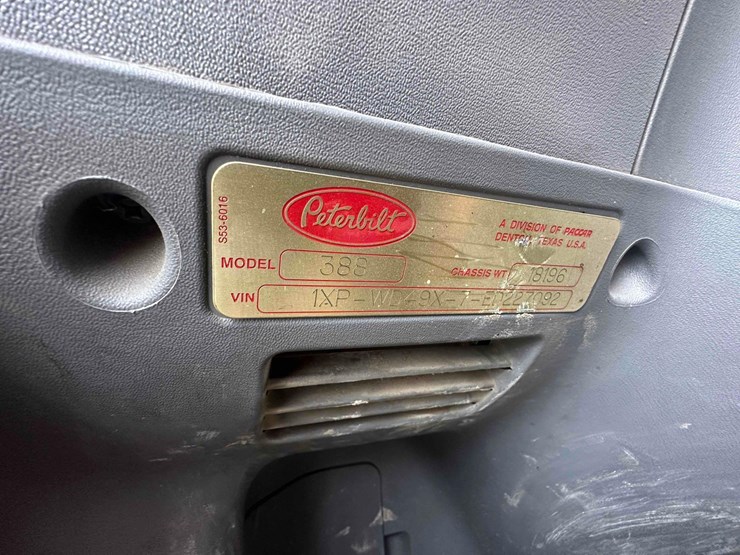 peterbilt-388-image-28