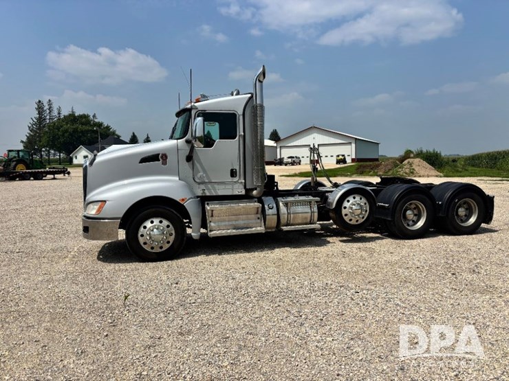 2014-kenworth-t660-image-12