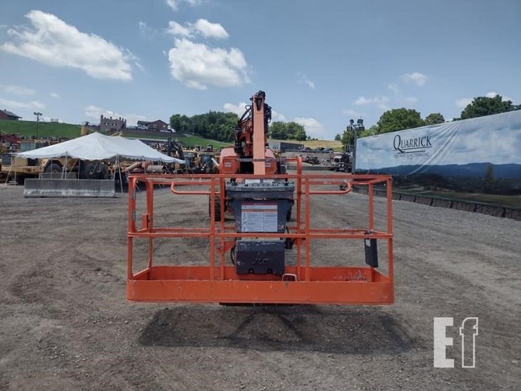 2013-jlg-1200sjp-image-2