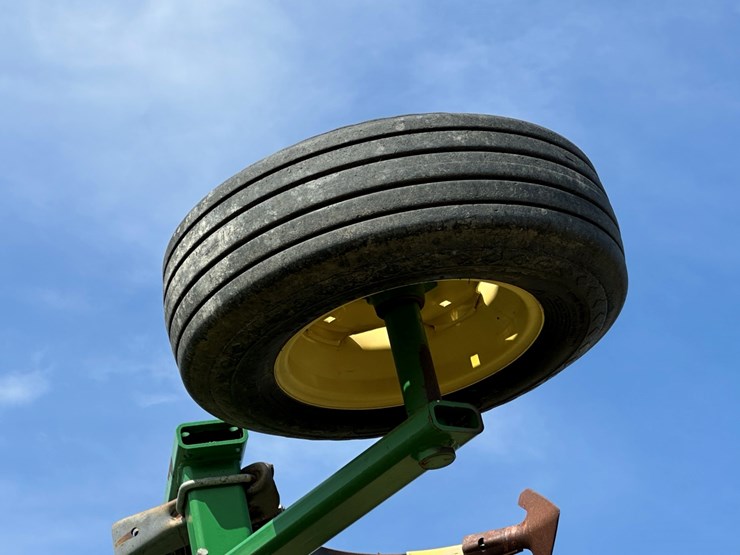 2012-john-deere-2210-image-21