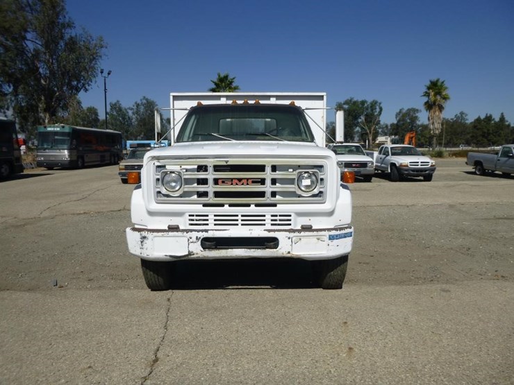 1986-gmc-c6-flatbed-truck-image-3