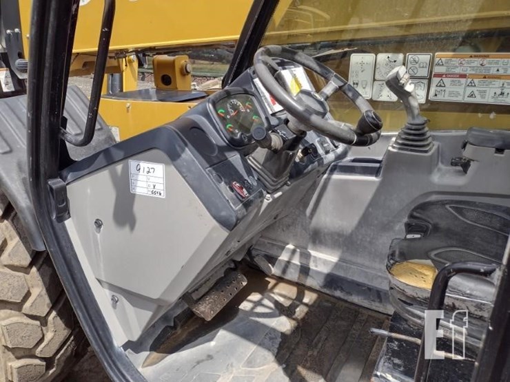 2021-caterpillar-tl1055-image-11