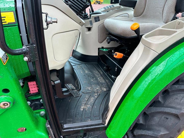 2022-john-deere-3046r-image-43