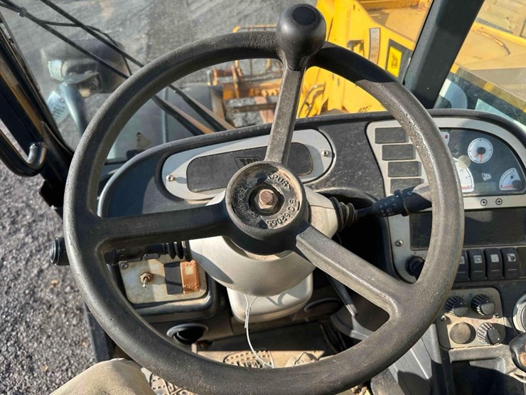 2011-jcb-541-70-image-27