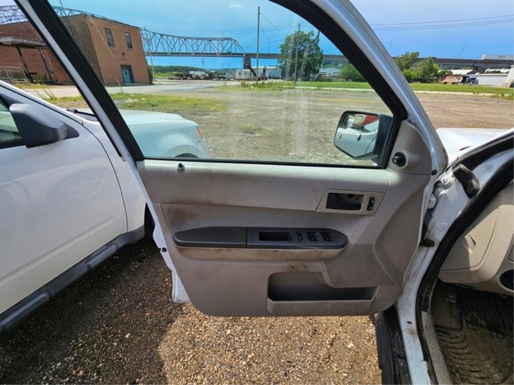2011-ford-escape-image-14