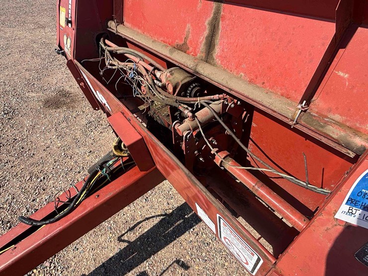 hesston-560-image-9