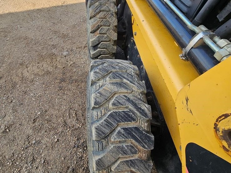 2001-caterpillar-216b-image-12