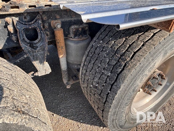 2002-ihc-9400i-day-cab-truck-(gp10940,-unit-109996)-image-39