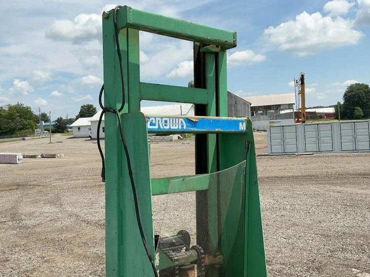 #1350-•-crown-electric-forklift-image-13