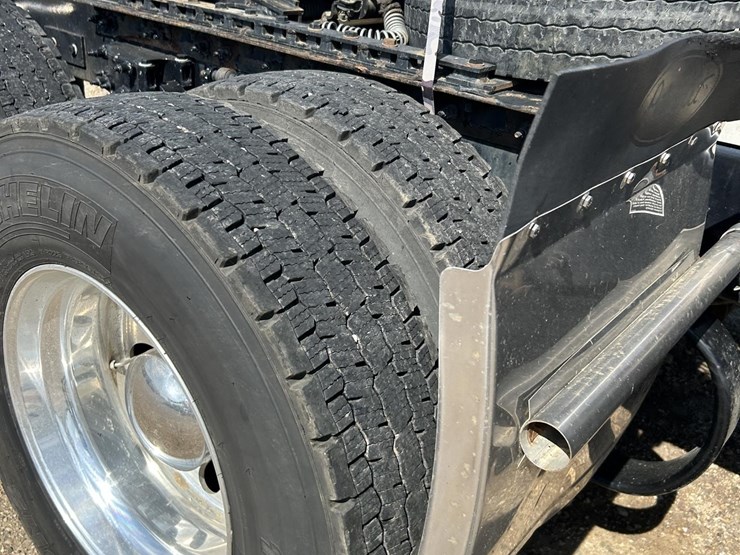 2020-peterbilt-567-image-34