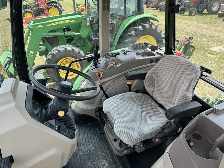 2020-john-deere-6105e-image-11