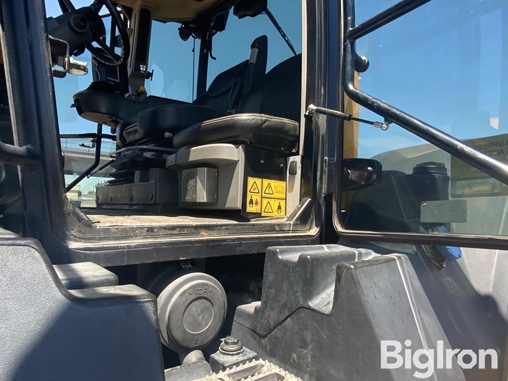 2020-jcb-fastrac-8330-image-13