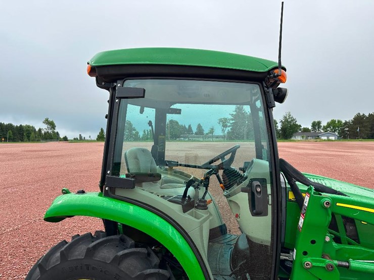 2022-john-deere-3046r-image-18