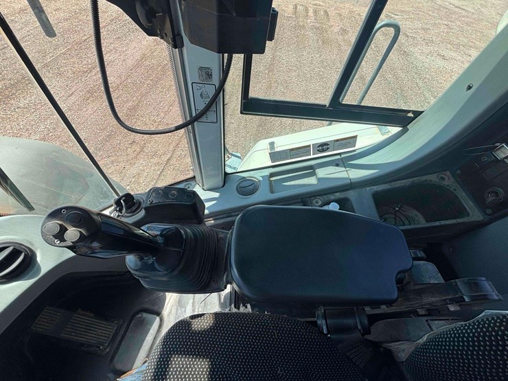 2017-liebherr-l586-image-46