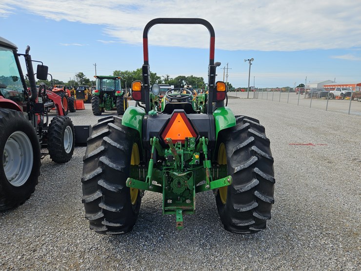 2015-john-deere-5075e-image-16