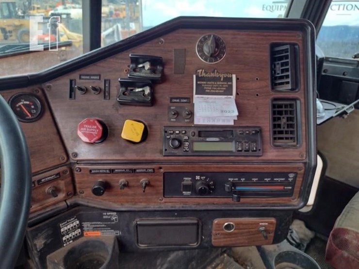 2003-freightliner-fld112-image-10