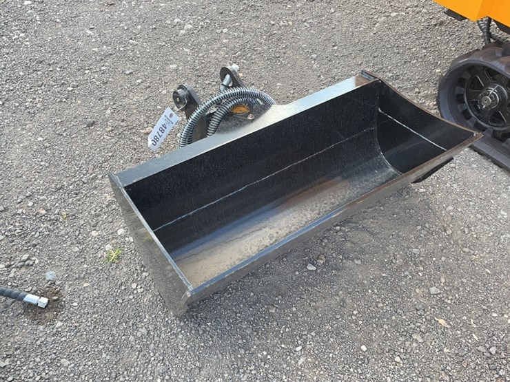 #2007-•-32"-excavator-angle-bucket-image-1