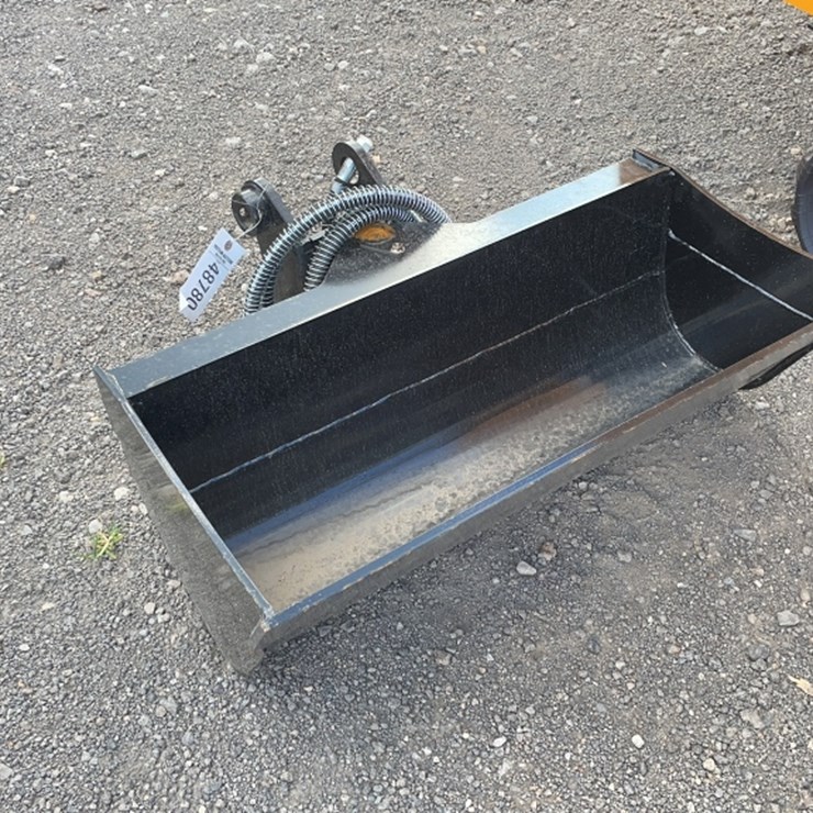 #2007 • 32" EXCAVATOR ANGLE BUCKET