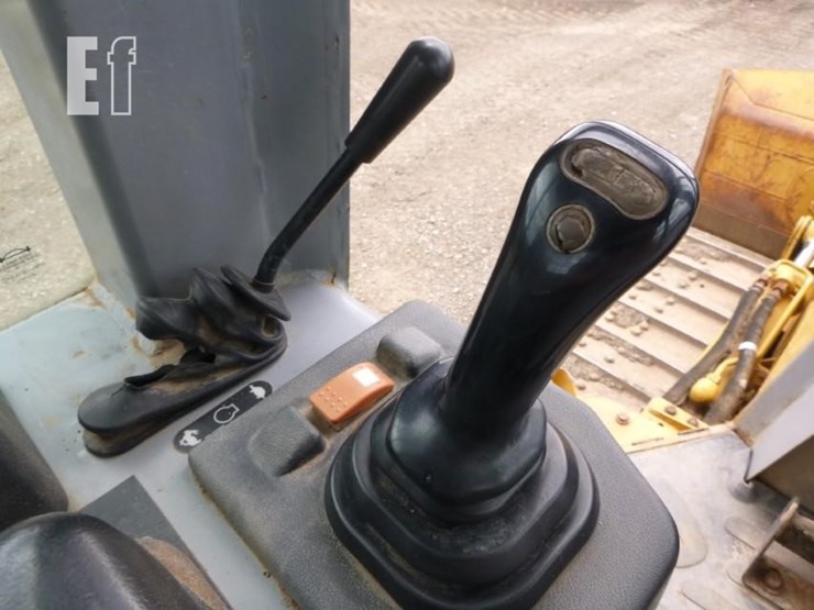 2005-caterpillar-d4g-xl-image-12