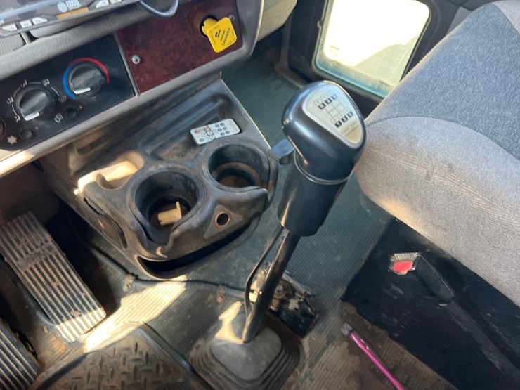 2010-kenworth-t270-image-37